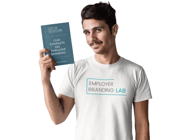 Una persona del equipo sostiene la guía completa de Employer Branding