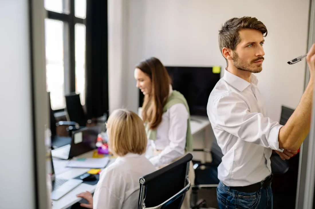 Sesión de trabajo de un equipo pequeño en una oficina