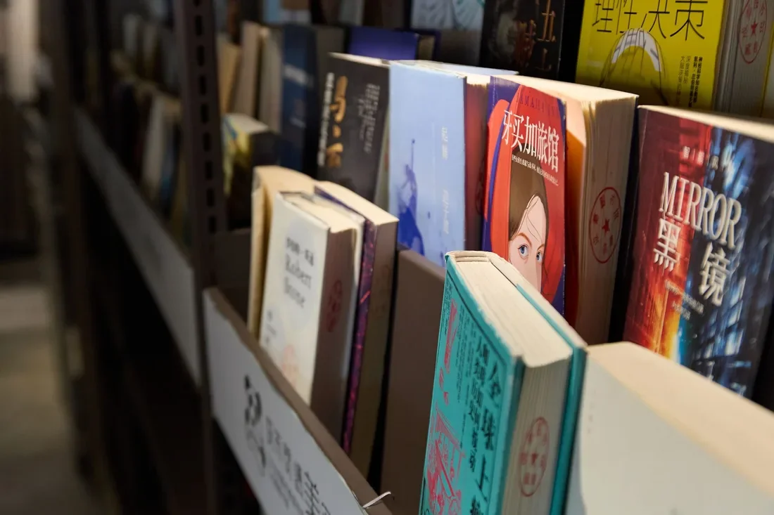 Estantería con libros de distintos sellos editoriales