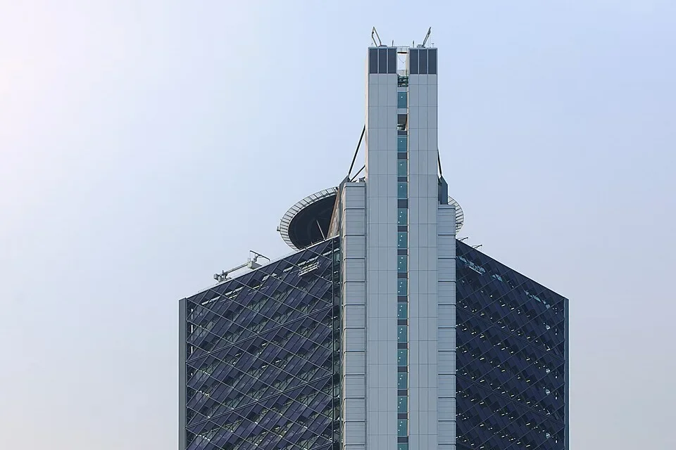 La parte alta de la Torre BBVA, un rascacielos de fachada acristalada con una estructura diagonal, en el Paseo de la Reforma de Ciudad de México
