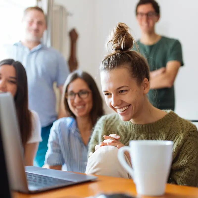 Equipo de profesionales trabajando en la estrategia de marca empleadora de su empresa
